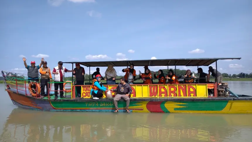 BTB Banjarnegara saat melakukan tebar benih di Waduk Mrica