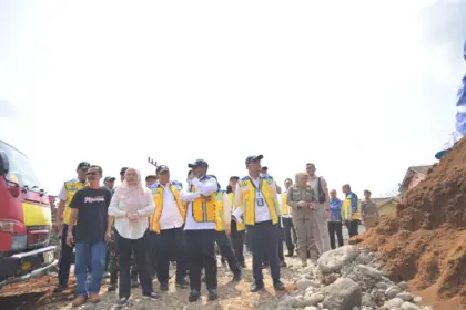 Dirjen SDA saat meninjau irigasi yang jebol di Banjarnegara