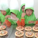 Murid TK PGRI belajar membuat pizza