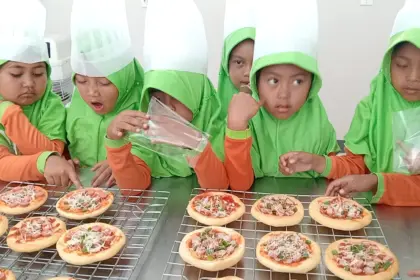 Murid TK PGRI belajar membuat pizza