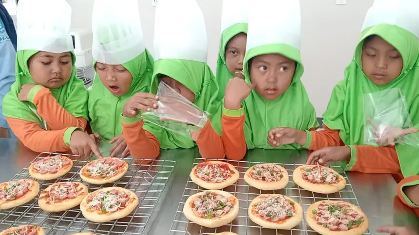 Murid TK PGRI belajar membuat pizza