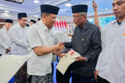 Gubernur serahkan sertifikat tanah wakaf