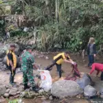 relawan lingkungan bersihkan sungai