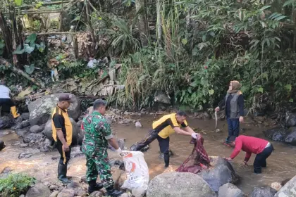 relawan lingkungan bersihkan sungai