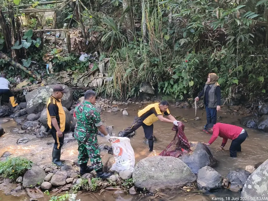 relawan lingkungan bersihkan sungai