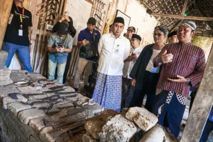 Wagub Taj Yasin saat mengunjungi Festival Pande Besi di Kranggan Klaten