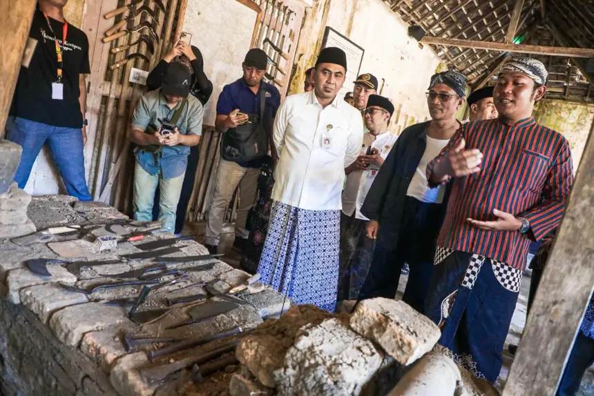 Wagub Taj Yasin saat mengunjungi Festival Pande Besi di Kranggan Klaten