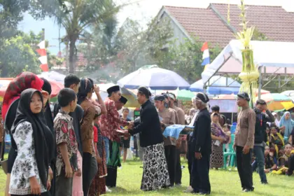 Sedekah Bumi merupakan satu tradisi warisan leluhur yang masih terus lestari.