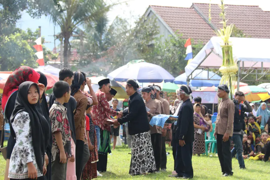 Sedekah Bumi merupakan satu tradisi warisan leluhur yang masih terus lestari.