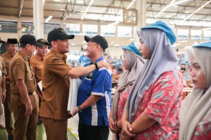 Gubernur salurkan BLT DBHCHT di Kudus.