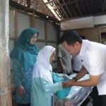 Bupati Fahmi saat kunjungi warga dan berikan bantuan dari gaji pribadi
