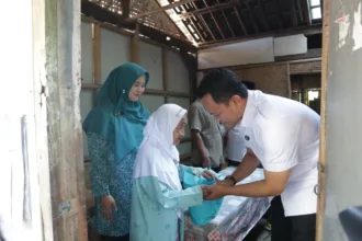 Bupati Fahmi saat kunjungi warga dan berikan bantuan dari gaji pribadi