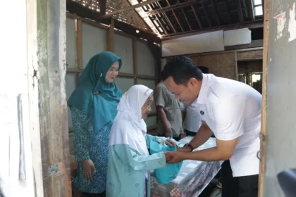 Bupati Fahmi saat kunjungi warga dan berikan bantuan dari gaji pribadi