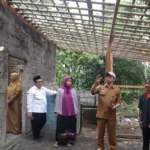 Bupati Fahmi saat meninjau rumah korban kebakaran di Kutasari