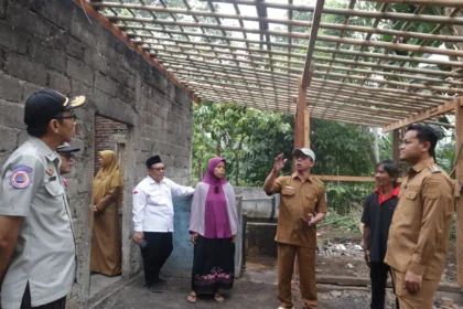 Bupati Fahmi saat meninjau rumah korban kebakaran di Kutasari