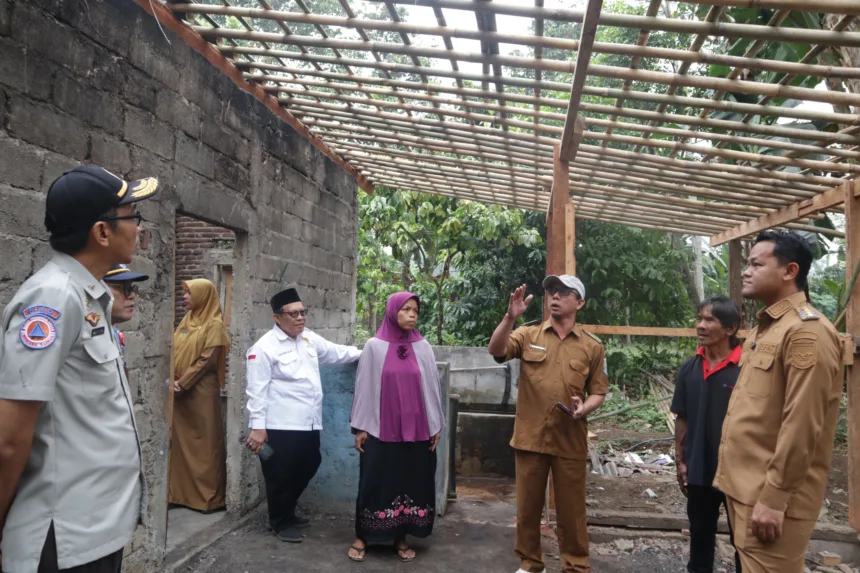 Bupati Fahmi saat meninjau rumah korban kebakaran di Kutasari