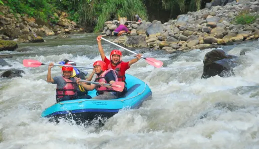 Arung jeram menjadi pilhan wisata di musim libur sekolah
