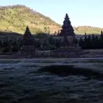 Wisata Dieng diselimuti salju di musim kemarau. Cocok untuk wisata libur sekolah