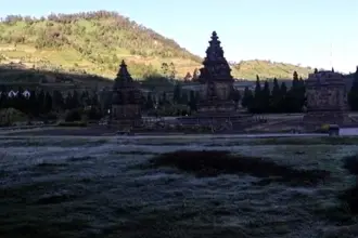 Wisata Dieng diselimuti salju di musim kemarau. Cocok untuk wisata libur sekolah