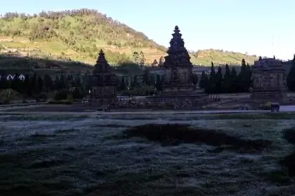 Wisata Dieng diselimuti salju di musim kemarau. Cocok untuk wisata libur sekolah
