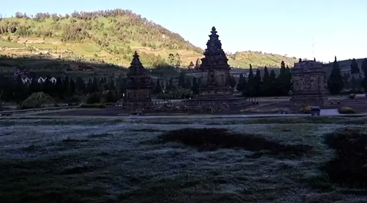 Wisata Dieng diselimuti salju di musim kemarau. Cocok untuk wisata libur sekolah