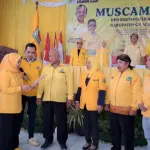 Ketua DPD Golkar Cilacap Tetti Rohatiningsih saat melantik Pimpinan Kecamatan Dapil Kota.