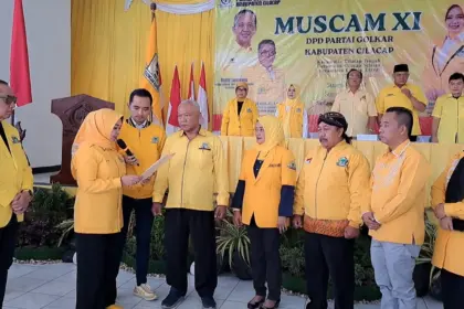 Ketua DPD Golkar Cilacap Tetti Rohatiningsih saat melantik Pimpinan Kecamatan Dapil Kota.