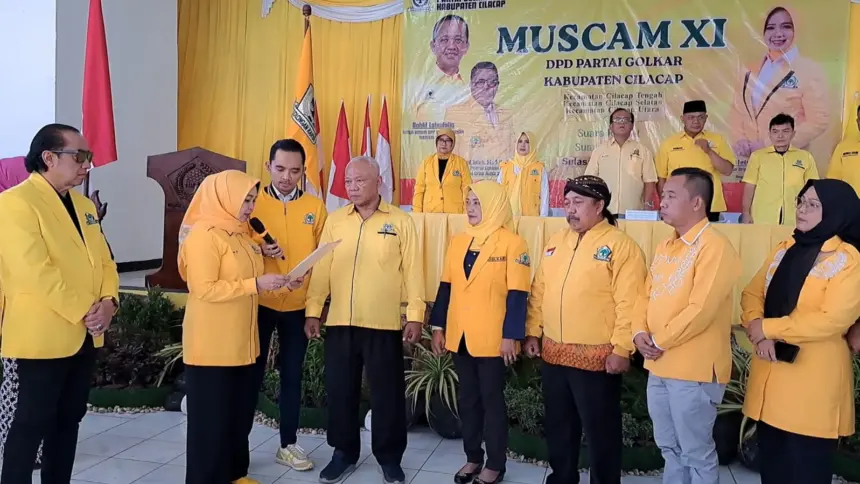 Ketua DPD Golkar Cilacap Tetti Rohatiningsih saat melantik Pimpinan Kecamatan Dapil Kota.