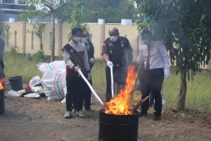 Pemusnahan barang bukti di Kejadi Cilacap