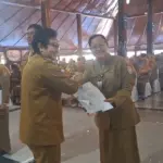 Plt Bupati Cilacap Ammy Amalia Fatma Surya menyerahkan SK Kepala Sekolah
