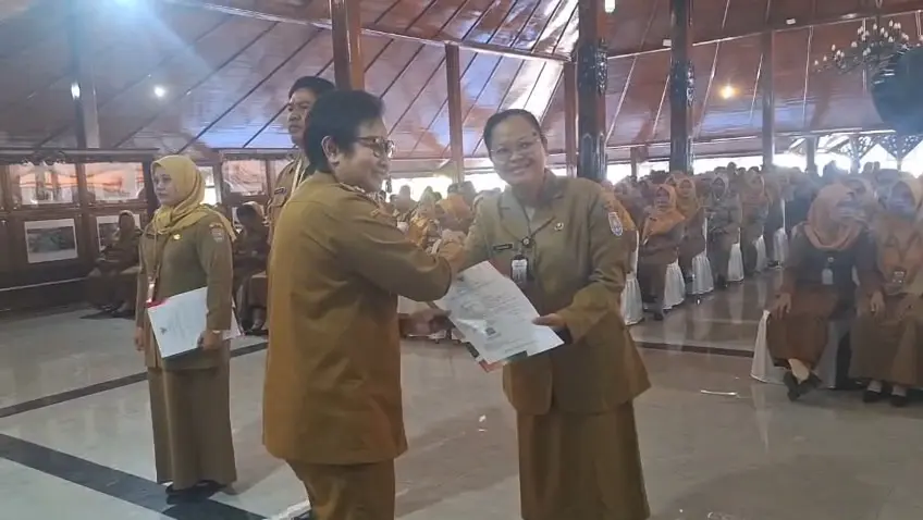 Plt Bupati Cilacap Ammy Amalia Fatma Surya menyerahkan SK Kepala Sekolah