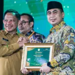 Wagub Jateng saat menerima penghargaan dalam Anugerah Adinata Syariah 2026