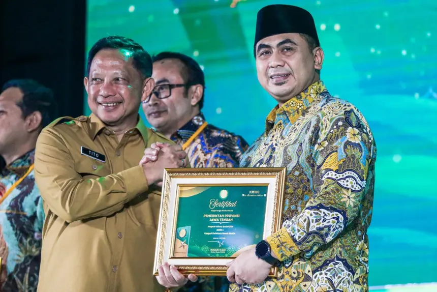 Wagub Jateng saat menerima penghargaan dalam Anugerah Adinata Syariah 2026