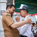 Tangis haru siswa program sekolah gratis saat bertemu gubernur