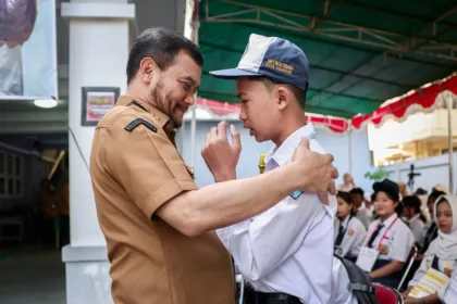 Tangis haru siswa program sekolah gratis saat bertemu gubernur