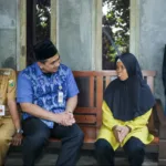 Wagub Taj Yasin saat mengunjungi penerima manfaat RTLH di Kebumen