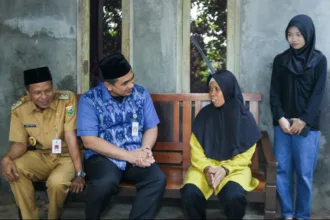 Wagub Taj Yasin saat mengunjungi penerima manfaat RTLH di Kebumen