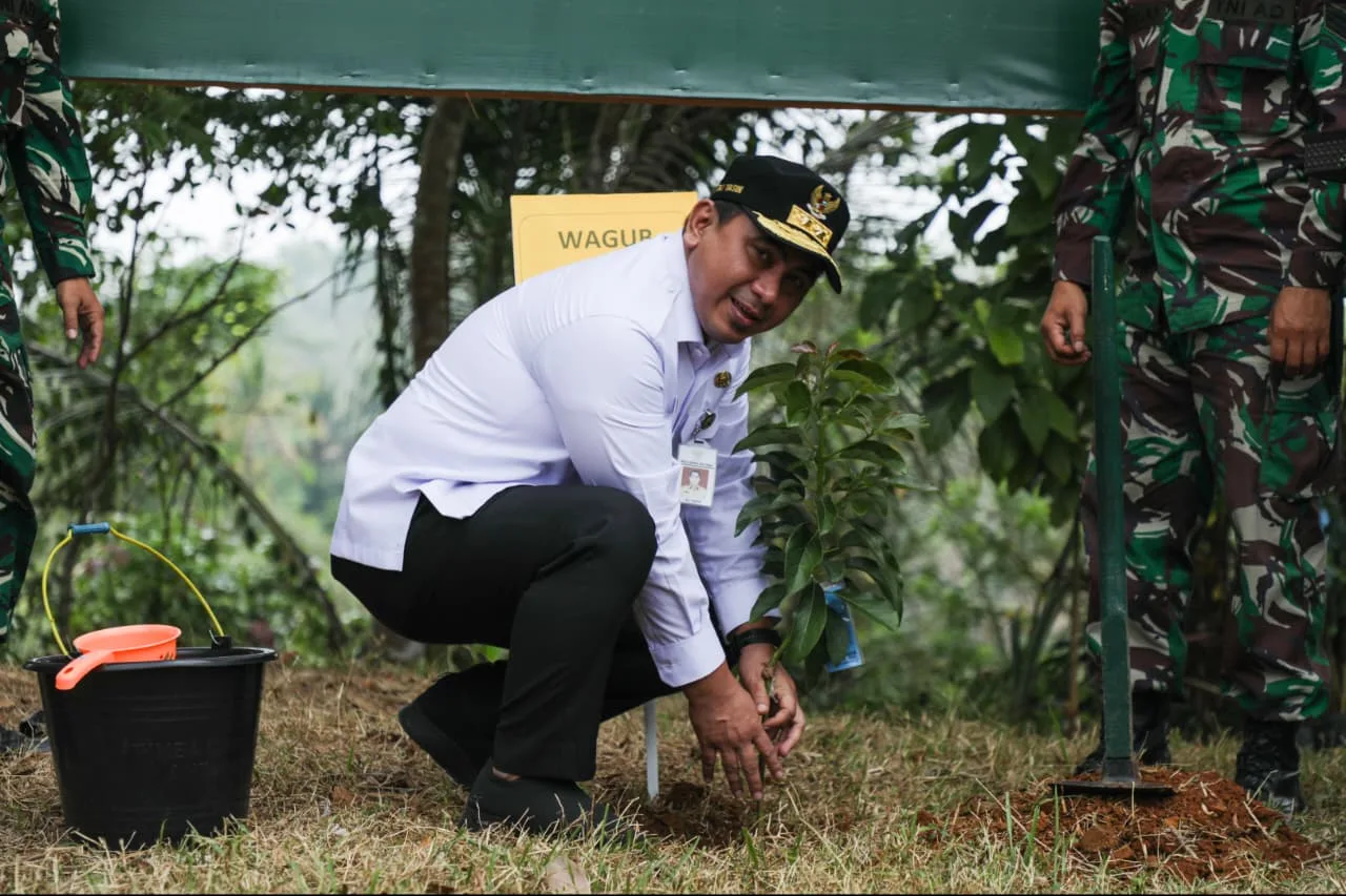 Wagub Taj Yasin saat menanam pohon dalam pembukaan TMMD Jateng 2026 di Kabupaten Cilacap