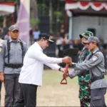 Wagub Taj Yasin saat menyerahkan alat pekerja dalam pembukaan TMMD Jateng 2026 di Kabupaten Cilacap.