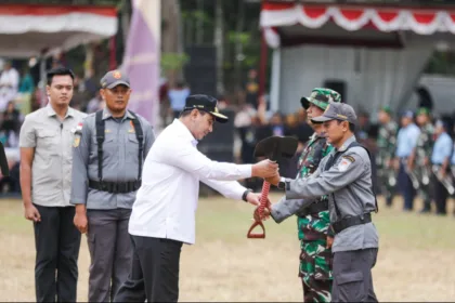 Wagub Taj Yasin saat menyerahkan alat pekerja dalam pembukaan TMMD Jateng 2026 di Kabupaten Cilacap.