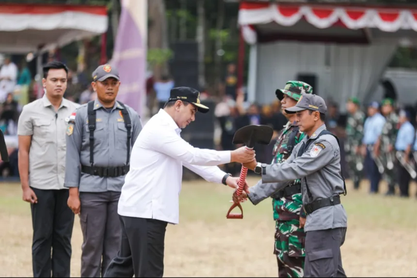 Wagub Taj Yasin saat menyerahkan alat pekerja dalam pembukaan TMMD Jateng 2026 di Kabupaten Cilacap.
