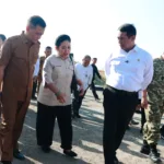 Menteri Amran saat mengunjungi Jateng dan memberikan bantuan pompa air