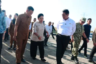Menteri Amran saat mengunjungi Jateng dan memberikan bantuan pompa air
