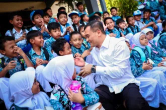 Gubernur Jateng saat mengunjungi sekolah roboh di Grobogan, dia meminta pendataan sekolah rawan roboh di Jateng