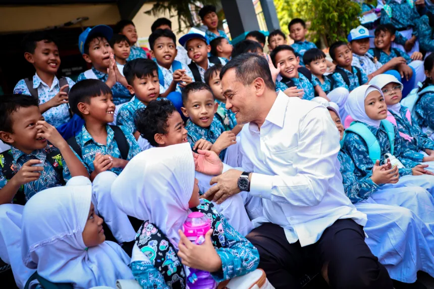 Gubernur Jateng saat mengunjungi sekolah roboh di Grobogan, dia meminta pendataan sekolah rawan roboh di Jateng