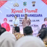 Kenal pamit Kapolres Banjarnegara dari AKBP Mariska Fendi Susanto kepada AKBP Aruma Chandra Dewi
