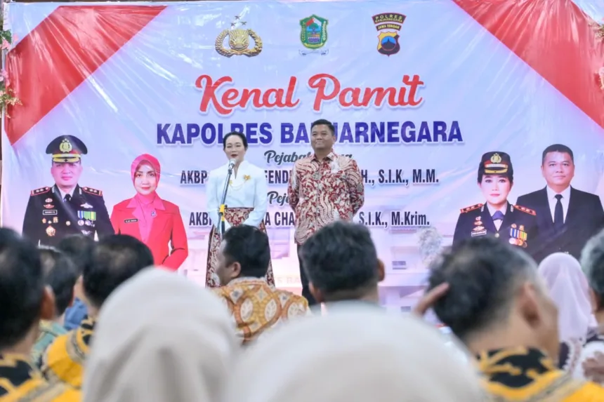 Kenal pamit Kapolres Banjarnegara dari AKBP Mariska Fendi Susanto kepada AKBP Aruma Chandra Dewi