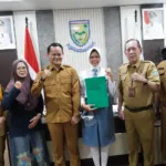 Bupati Fahmi saat menyerahkan tali asih pada siswa SMAN 1 Purbalingga yang lolos Paskibraka Jateng 2026