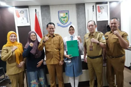 Bupati Fahmi saat menyerahkan tali asih pada siswa SMAN 1 Purbalingga yang lolos Paskibraka Jateng 2026