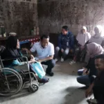Bupati Fahmi saat menyerahkan bantuan paket sembako